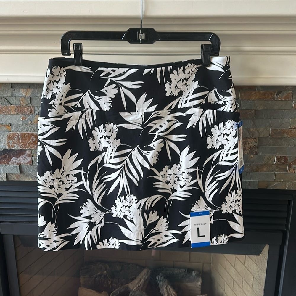 Chic Black and White Floral Women's Skort